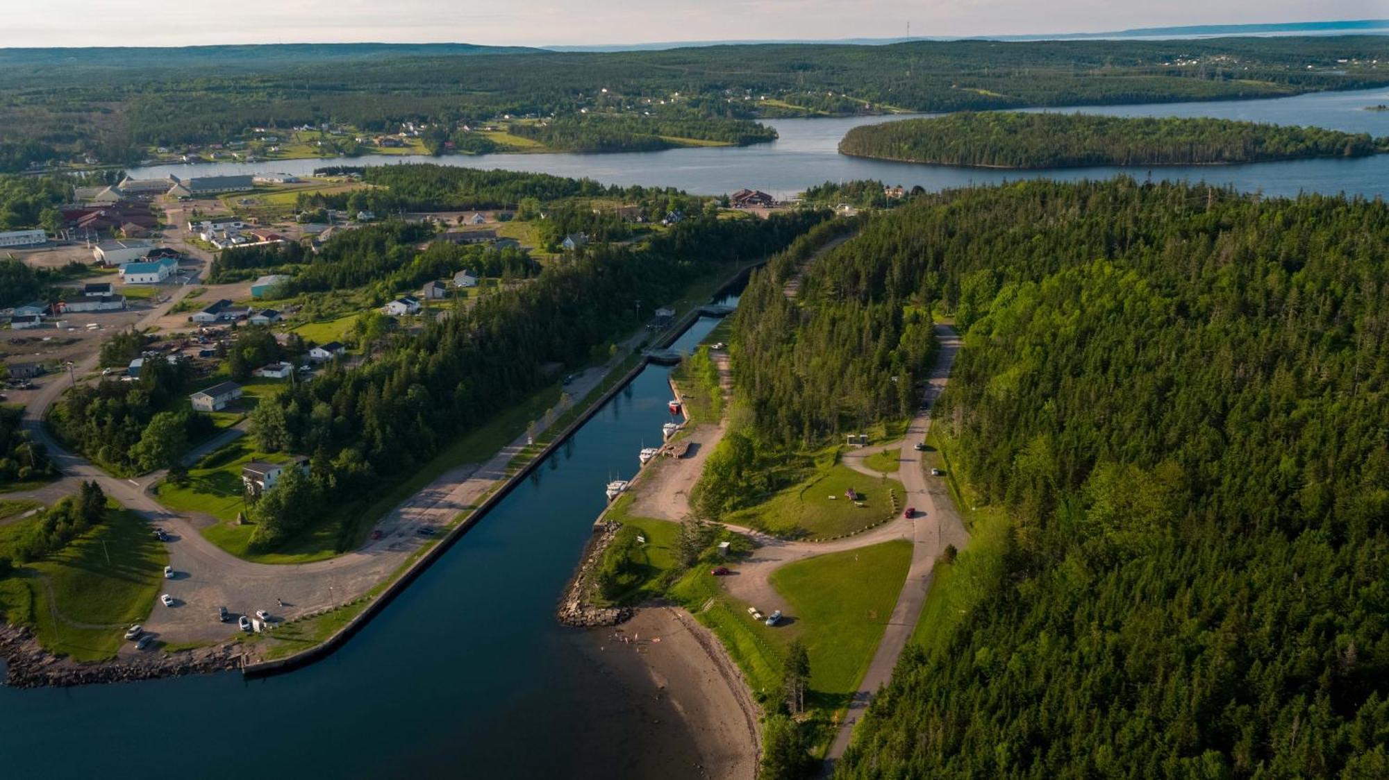 Bras D'Or Lakes Inn Сейнт-Питерс Экстерьер фото